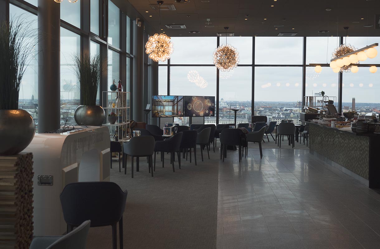 Clarion-hotellin Sky Room -baari