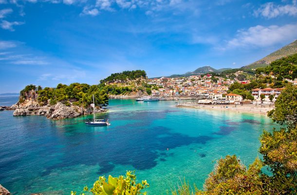 Manner-Kreikan Parga on erinomainen rantakohde – upeita maisemia ja kylätunnelmaa lomalla