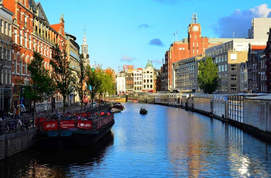 Amsterdamiin voi tutustua kanaaliajelulla.