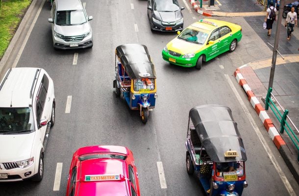Thaimaan liikenne onnistuu myös suomalaiselta – näin vuokraat auton tai skootterin