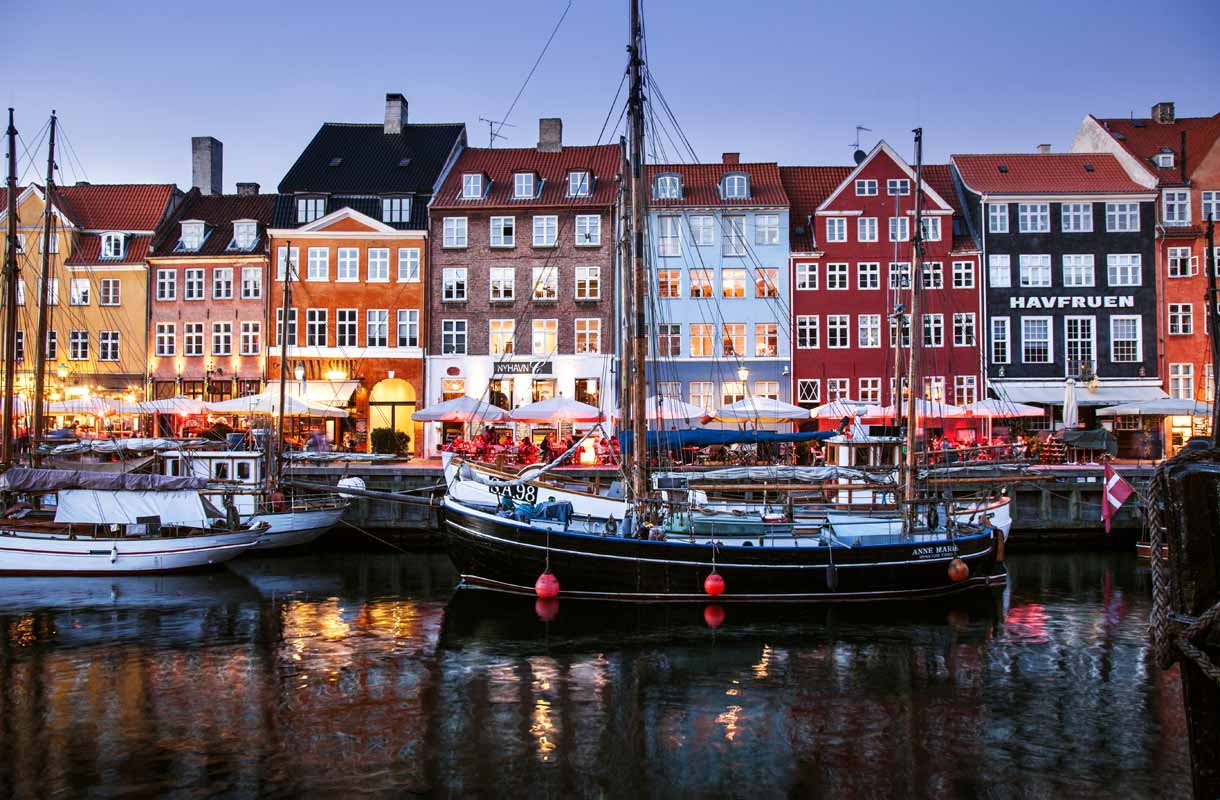 Kaunis Nyhavn on niin turistien kuin paikallistenkin suosiossa.