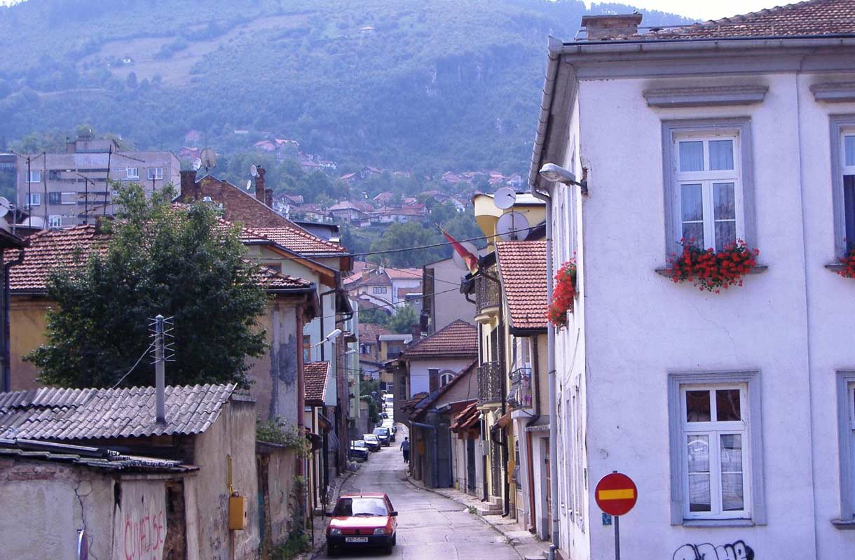 Bosnia-Hertsegovinan Sarajevon kapeita katuja.
