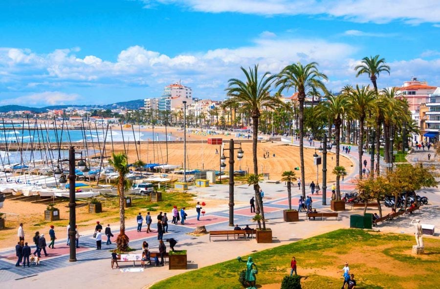 Sitges on Katalonian suosituimpia rantakohteita