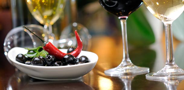 Ilalialaisia oliiveja ja viiniä