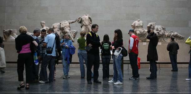 Ryhmä ihmisiä British Museumissa