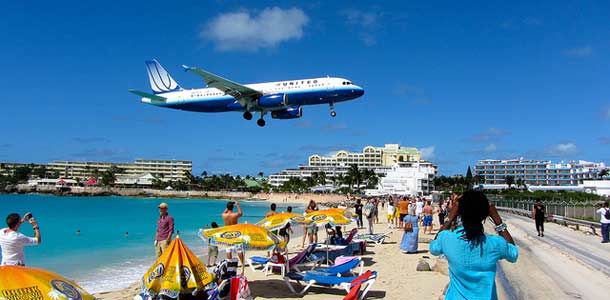 St. Maartenin lentokenttä uimarannan kupeessa