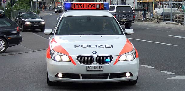 Sveitsiläiset vuokraavat poliisiautoja murtovarkaiden karkottamiseksi