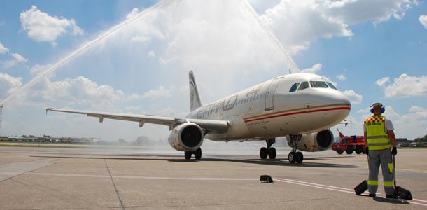 Etihad Airways palkkaa lastenhoitajia lennoille