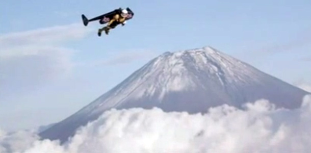 Mies lensi rakettirepulla Japanin korkeimman huipun ympäri