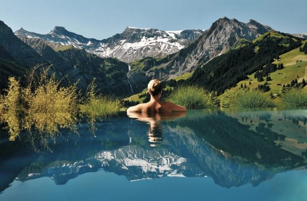Hotellin uima-allas Sveitsissä