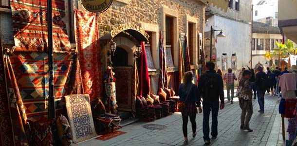 Mattokauppa käy Antalyan basaarikaduilla