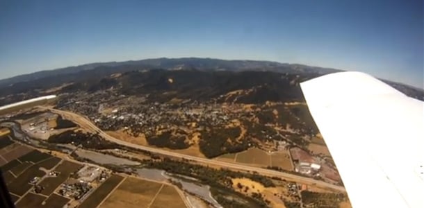 GoPro-kamera tippuu lentokoneesta