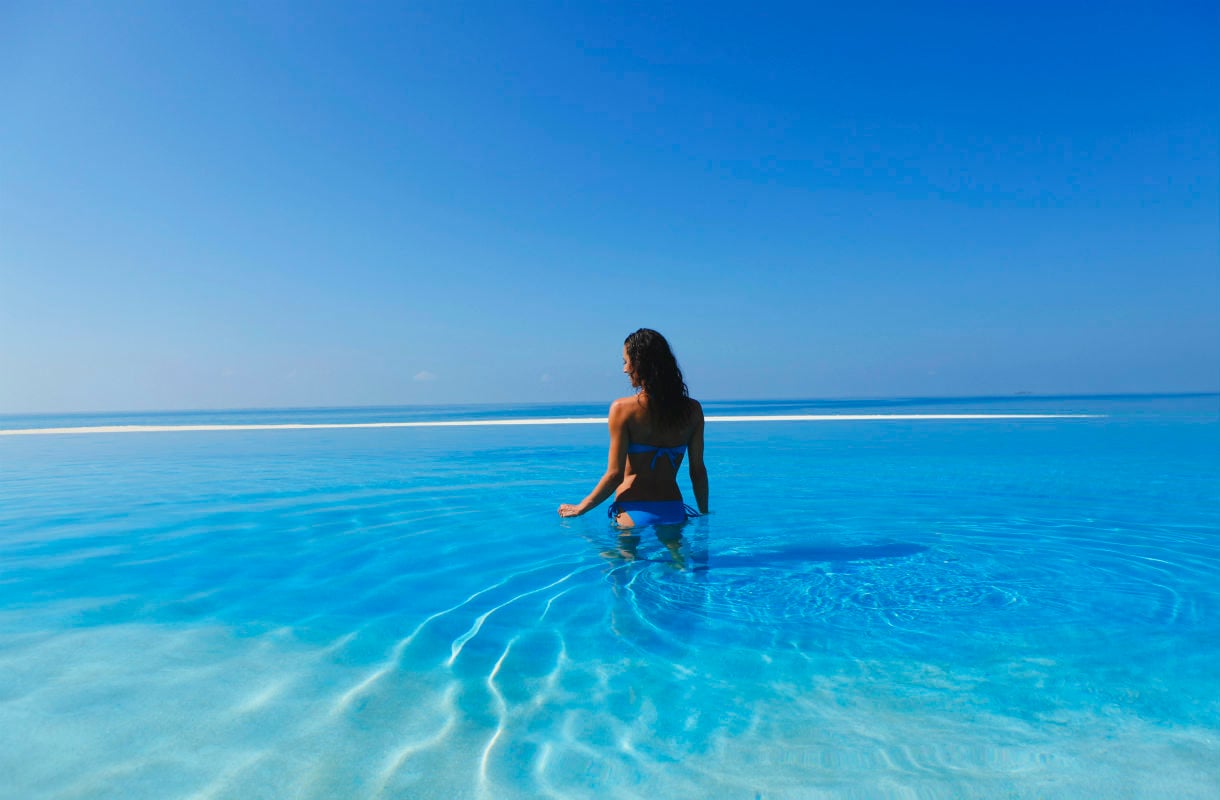 Luksushotellin uima-allas Malediiveillä