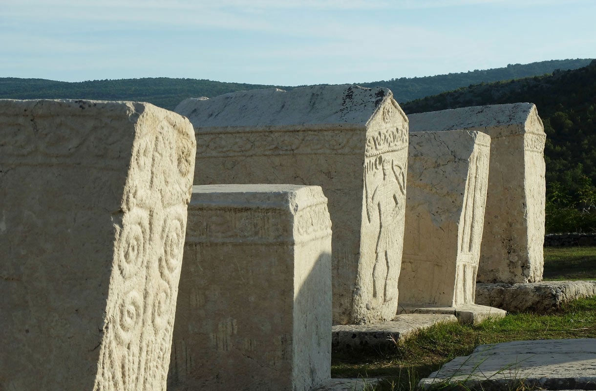 Keskiaikaiset hautakivet Stećakit