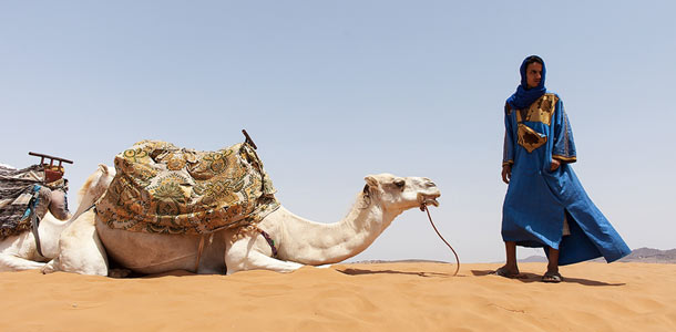 Beduiini aavikolla Marokossa