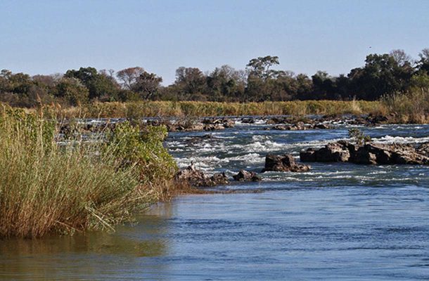 Okavangon suiston alkupisteeksi katsotaan Popa Falls, joka sijaitsee Namibian puolella. 