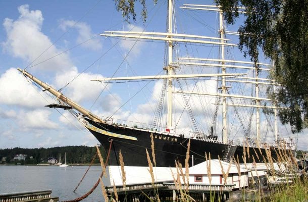 S/V Pommern on yksi maailman vanhimmista alkuperäisessä kunnossa säilyneistä purjelaivoista. Alukseen voi tutustua toukokuusta syyskuuhun. 