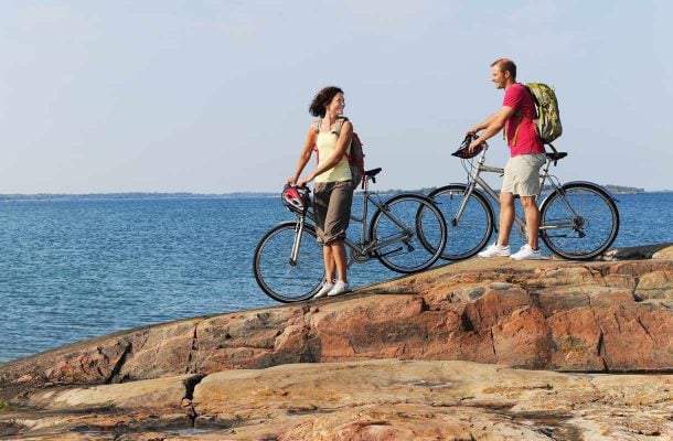 Ahvenanmaa on suosittu pyöräilykohde. Välimatkat ovat lyhyitä ja maisemat upeita. Pyörän voi vuokrata myös paikanpäältä.