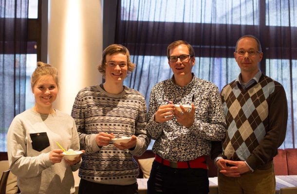 Kaakaolla-blogin Aino ja Eetu, Lumipallon toimitusjohtaja Antti ja Rinnepesue-blogin Jorma maistelivat jäätelöitä ja kertasivat päättyneen laskukauden kohokohtia.