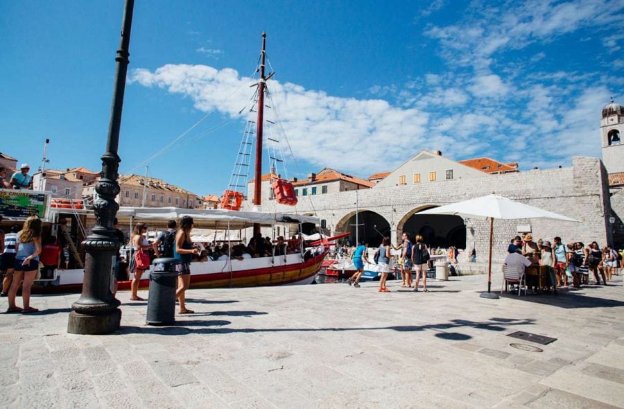 Dubrovnikin satama Kroatiassa