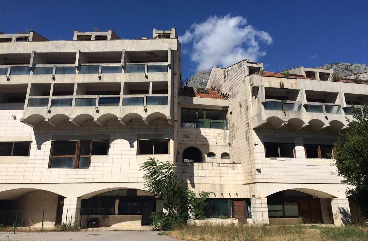 Hylätty hotelli Montenegron Kotorissa
