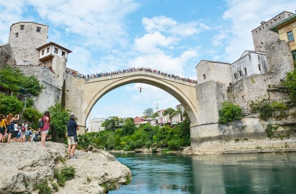 Näe tämä Balkanilla: uhkarohkeat hypyt yli 20 metriä korkealta sillalta ällistyttävät kuvankauniissa Mostarissa