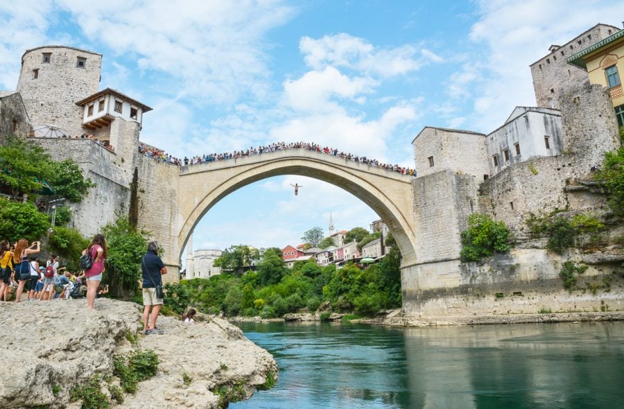 Uhkarohkeat siltahypyt häkellyttävät Mostarissa.