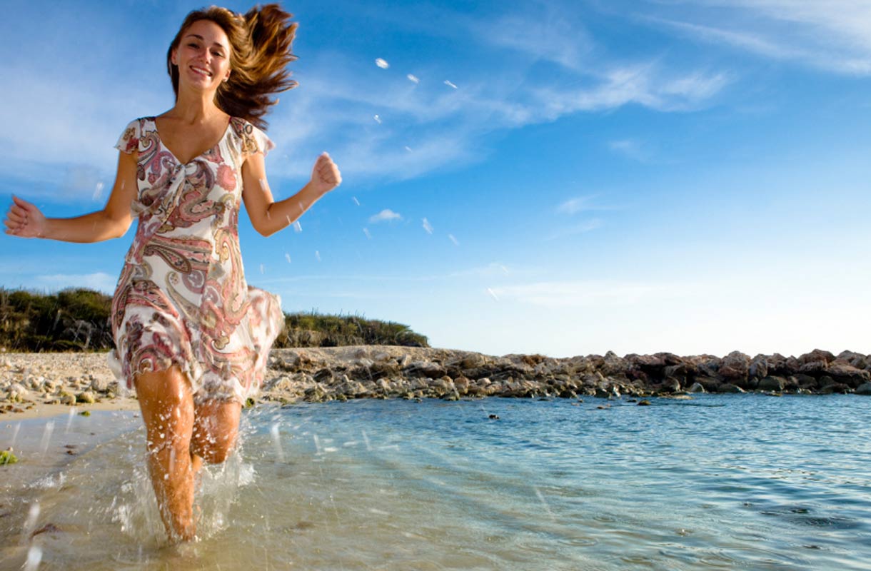 Гулять купаться. Счастливая девушка. Счастливая женщина на море. Радостная женщина на море. Счастливая девушка на море.