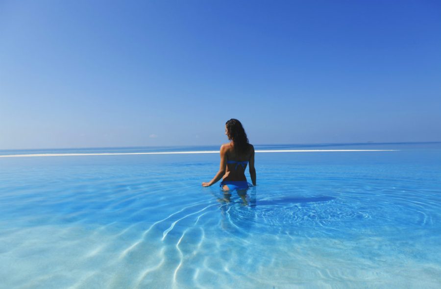 Nainen uima-altaassa Malediiveilla