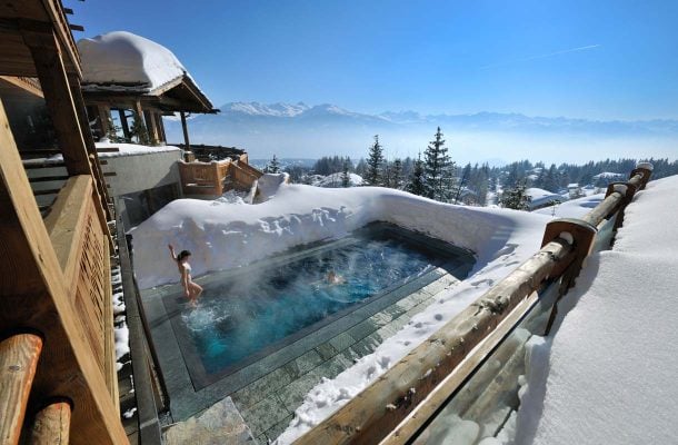 Sveitsiläishotelli Le Cransin uima-allas