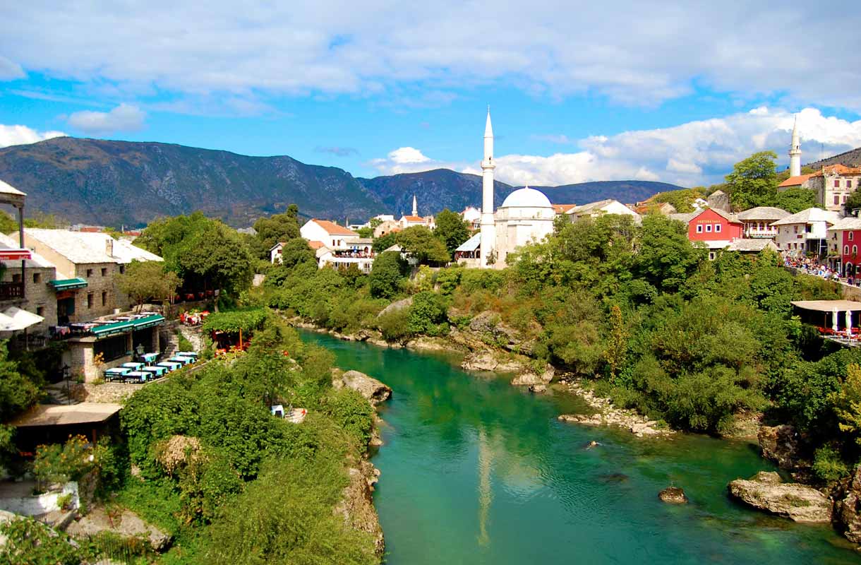 Islamilainen arkkitehtuuri ja vihreänä hohtava vesi luovat Mostarille sen uniikin ilmeen.