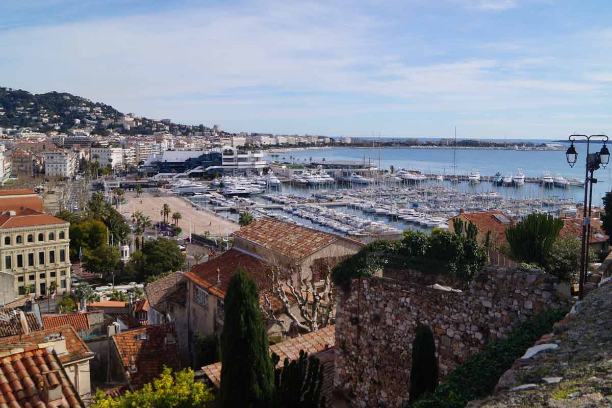 Cannesin vanhassakaupungissa kiertelemällä kuluu helposti päivä.