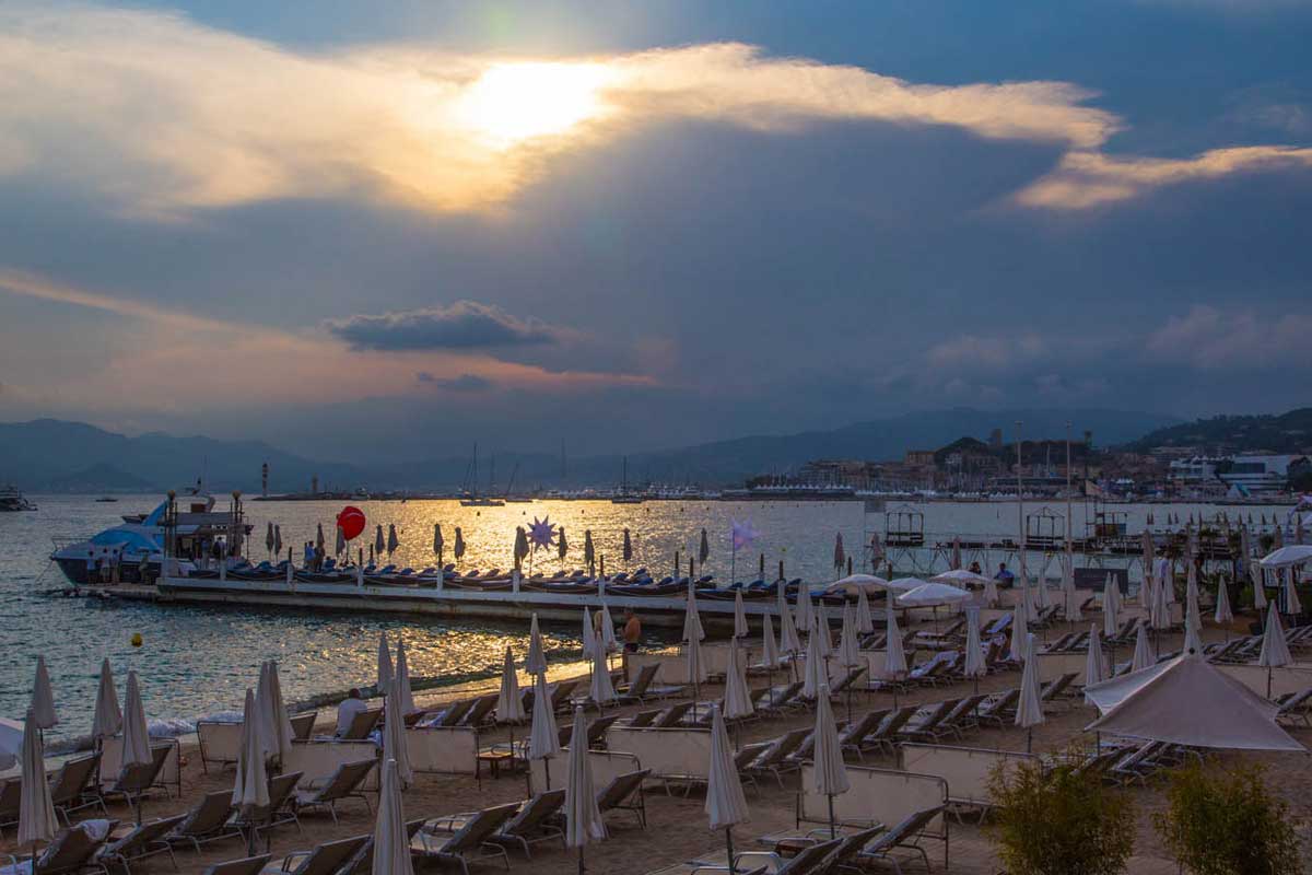 Kaunis Cannes lumoaa myös auringonlaskun aikaan.