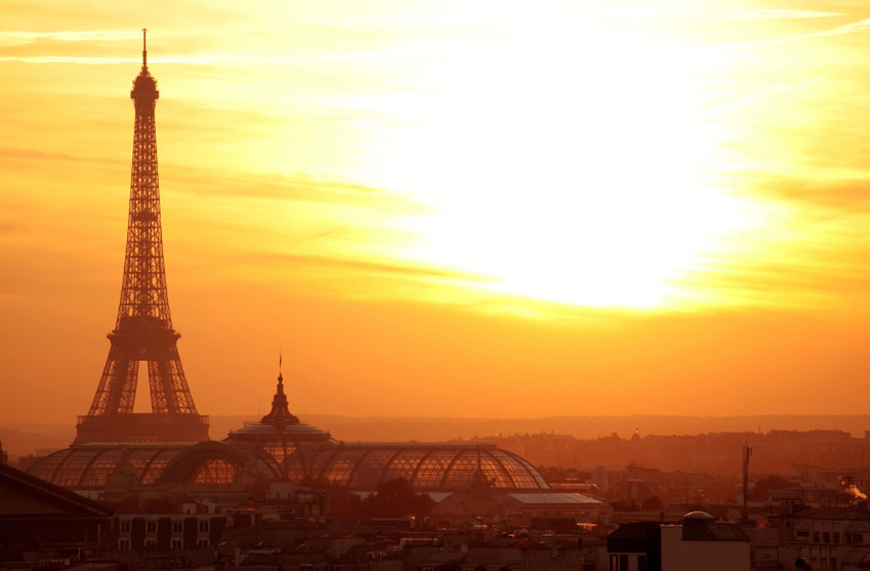 Vau! Tältä näyttää Eiffel-torniin rakennettu hotellihuone - katso kuvat