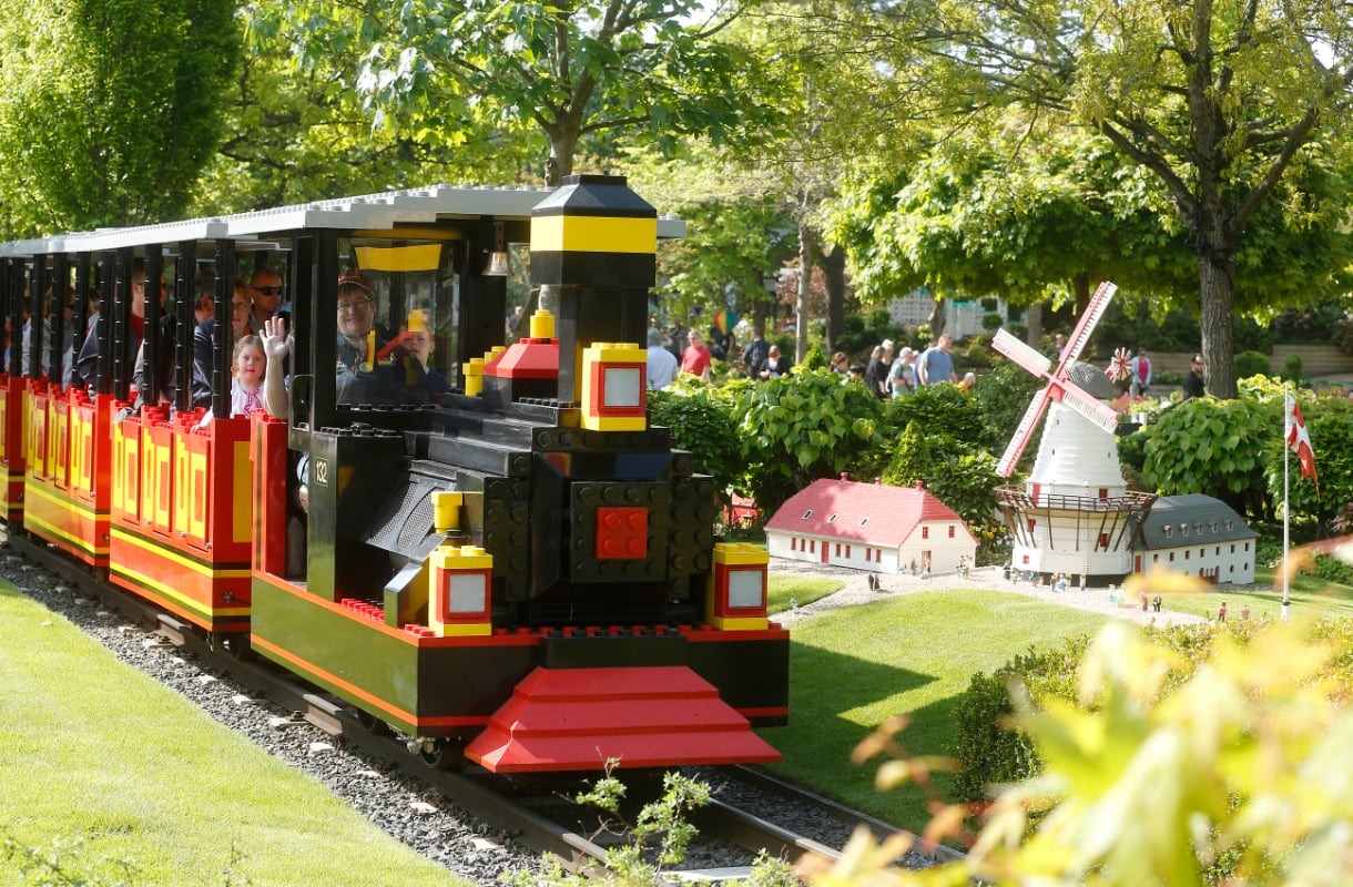 Legoista rakennetun näköinen juna