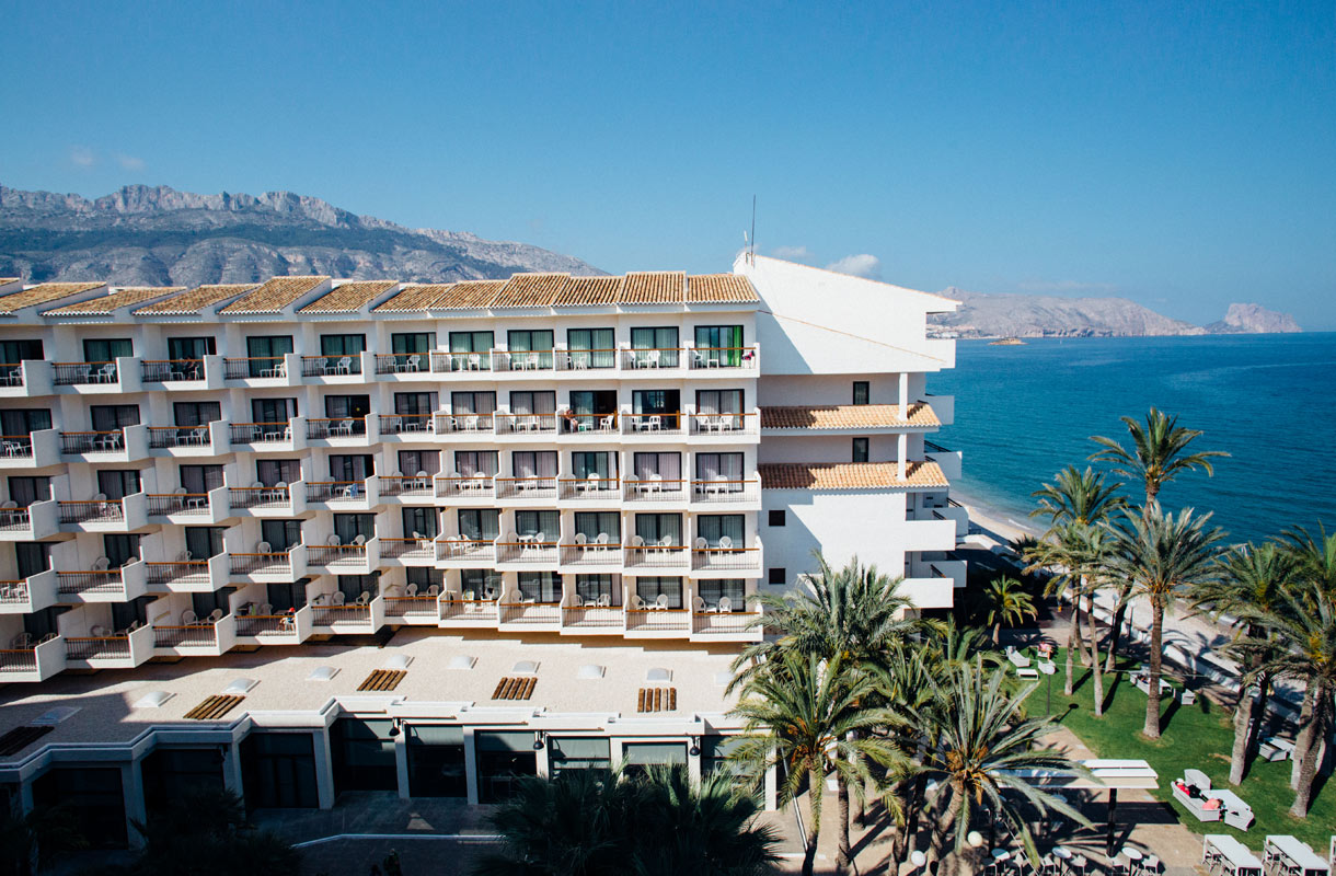 Cap Negret -hotelli meren rannalla