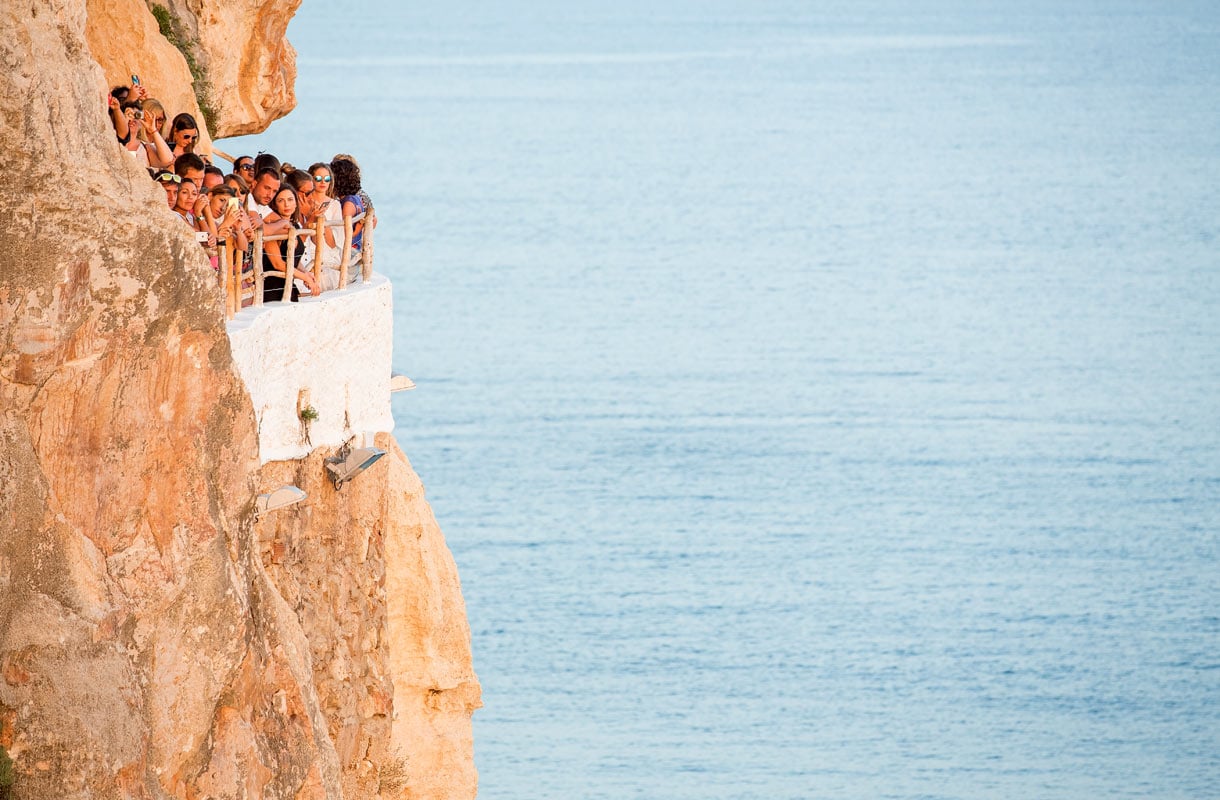 Tämä jyrkkään kallionseinämään rakennettu baari on pakko nähdä Menorcalla