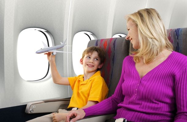 Äiti ja lapsi lentokoneessa
