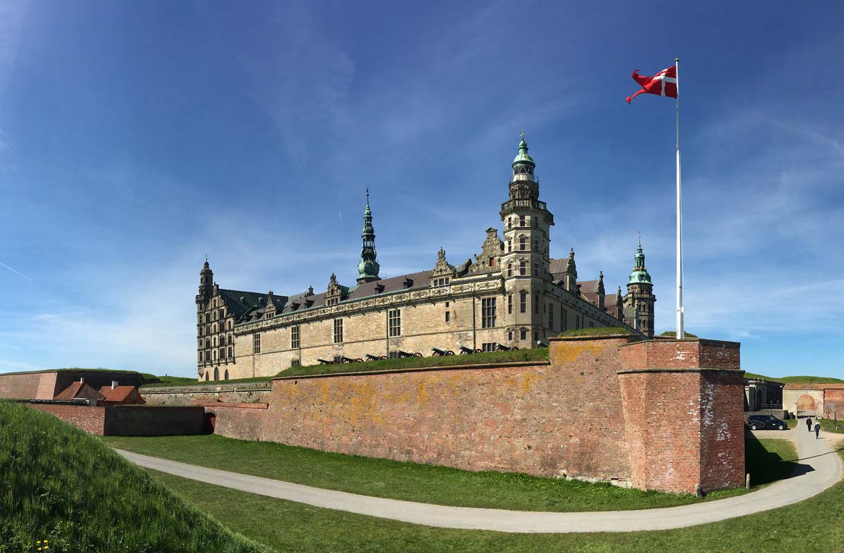 Kronborgin linna kuuluu Tanskan nähtävyyksiin.