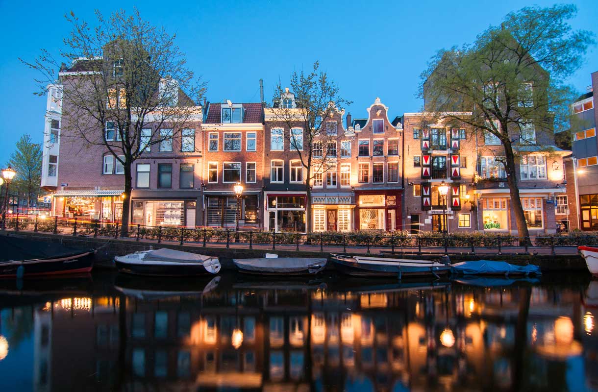 Amsterdam on kaunis myös iltavalaistuksessa.