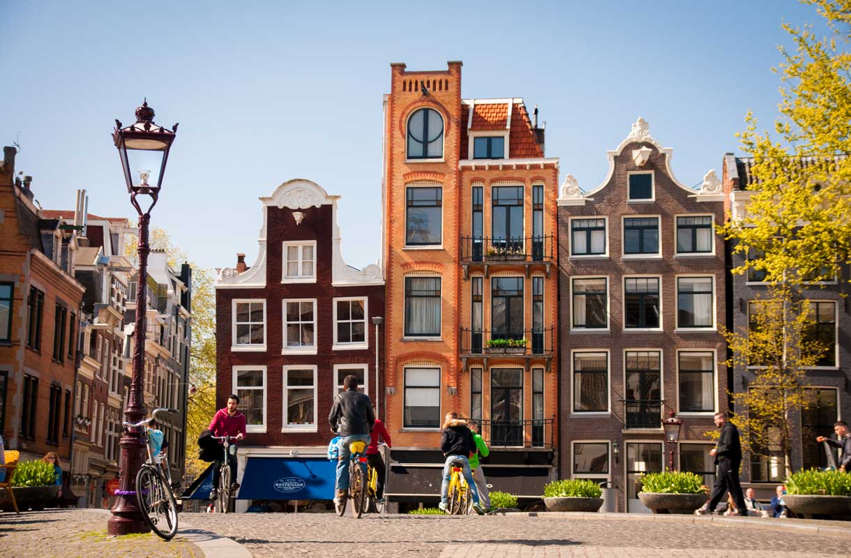 Amsterdamin talot ovat kapeita ja korkeita.