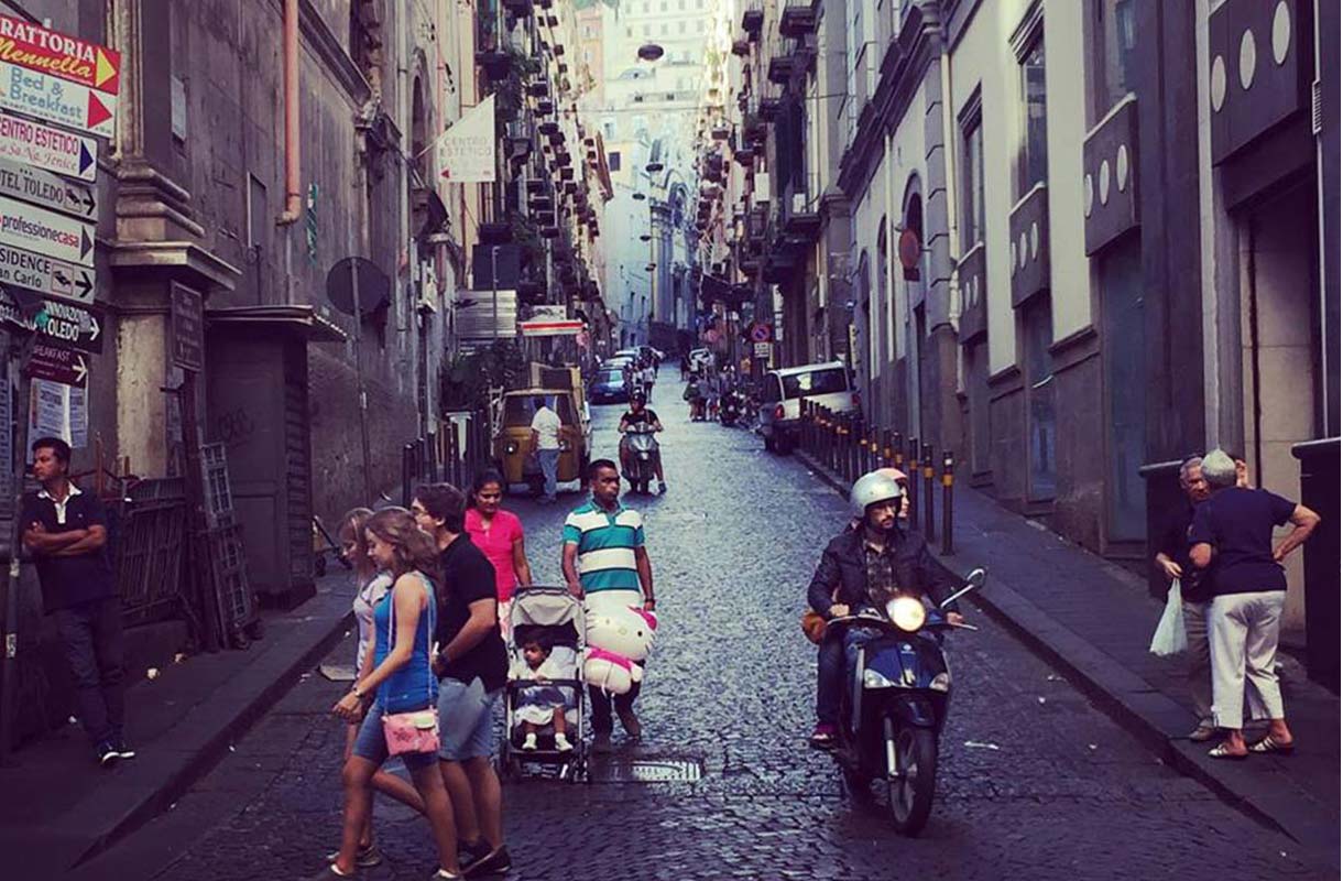 Napolin kaduilla on harvoin hiljaista.