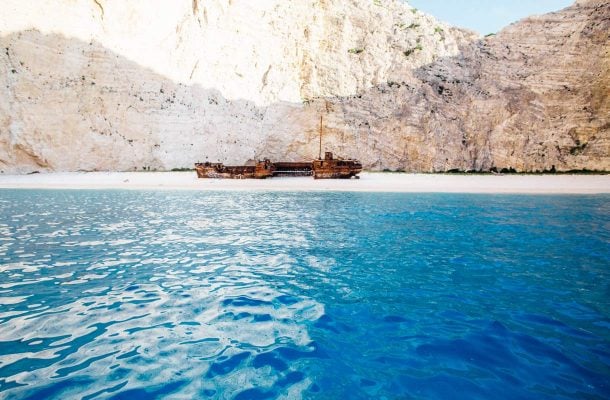 Haaksirikkoutunut alus postikorttirannalla – tämä Kreikan näkymä ei jätä kylmäksi