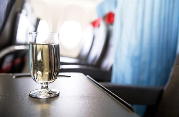 Lentoemännän 5 paljastusta: mitä alkoholia juovista matkustajista todella ajatellaan