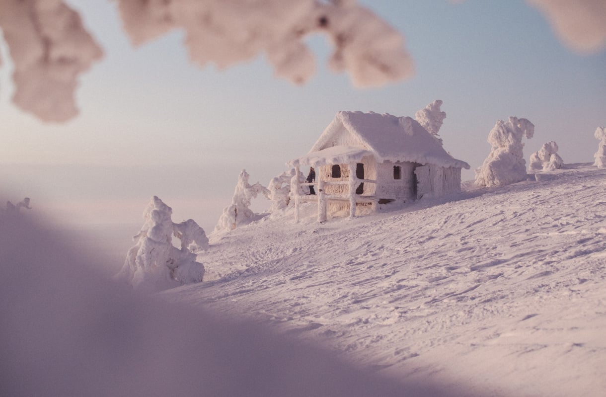 Suosikkielokuvasta tuttu mökki houkuttelee kuvaajia Lappiin - täällä nappaat täydellisen talvikuvan