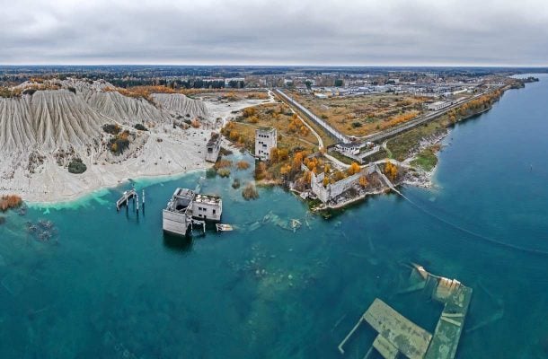 Vau, mikä jäätävä näky! Tältä näyttää Viron veden alle vajonnut vankila talvella