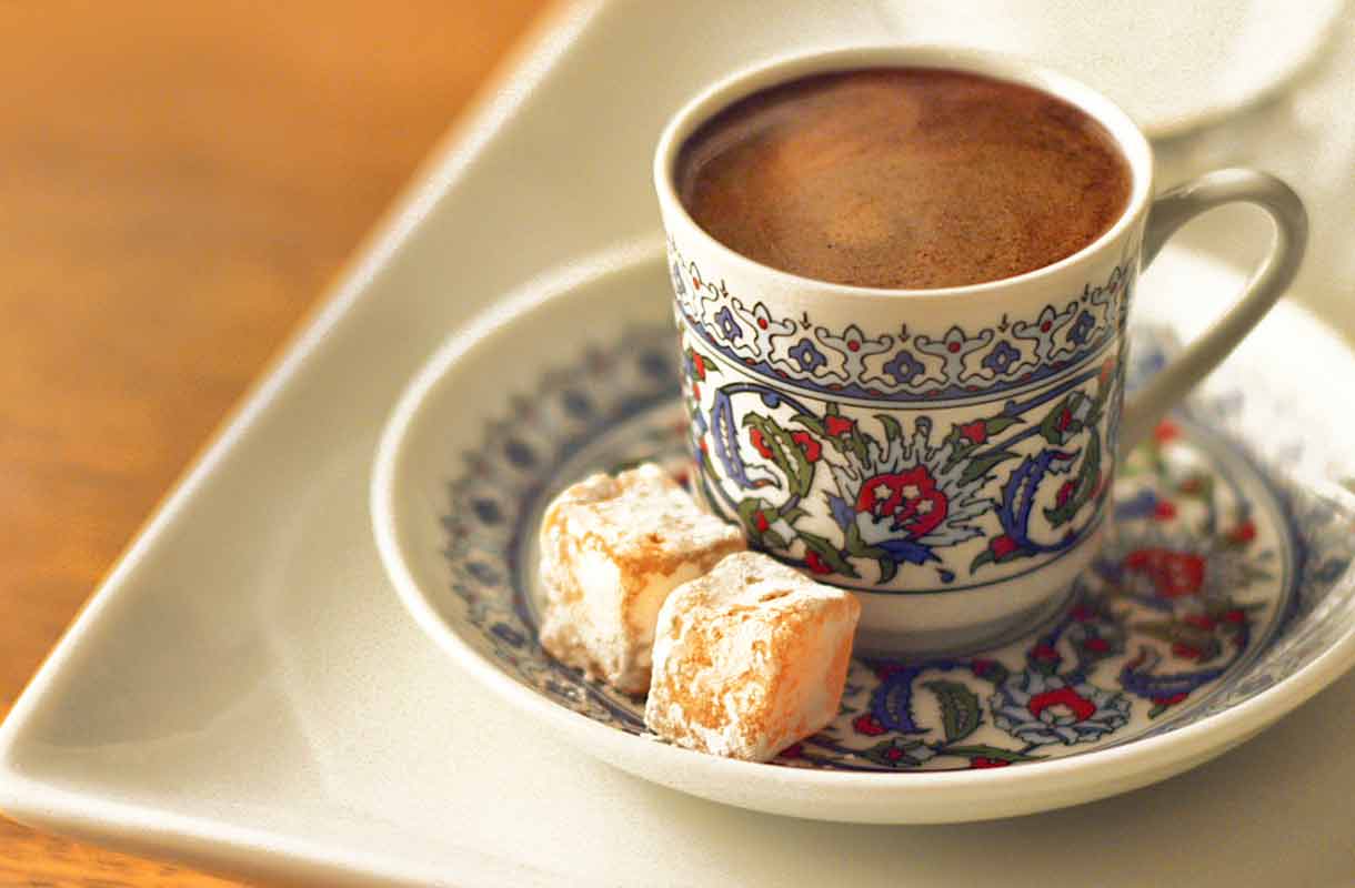 Tiesitkö tätä turkkilaisesta kahvista? 6 mielenkiintoista faktaa lomailijoille tutusta juomasta