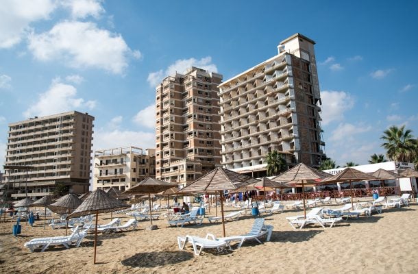 Kyproksen lomaparatiisista tuli aavekaupunki: loistosta jäljellä vain autioituneet hotellit ja rannat