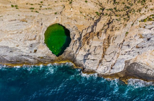 Tämä piilotettu uima-allas Kreikassa peittoaa turistirannat – saaren ihanin salaisuus