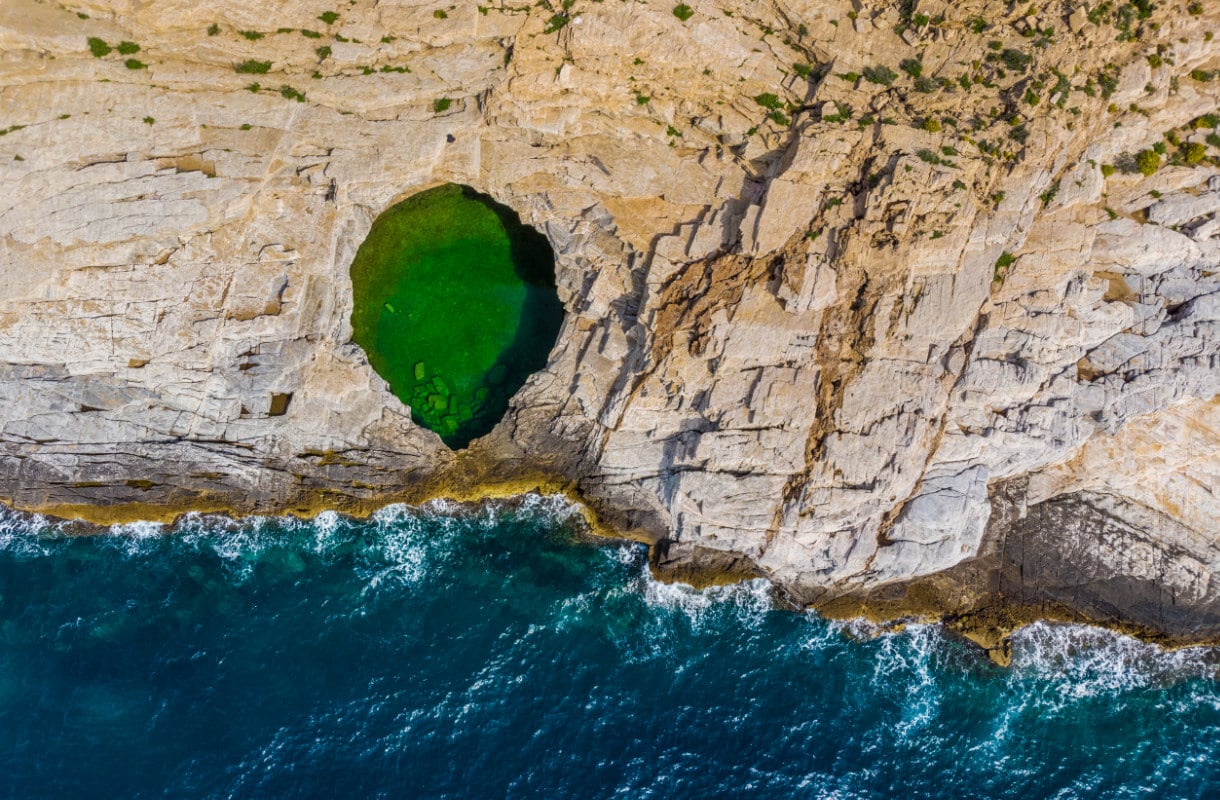 Tämä piilotettu uima-allas Kreikassa peittoaa turistirannat - saaren ihanin salaisuus